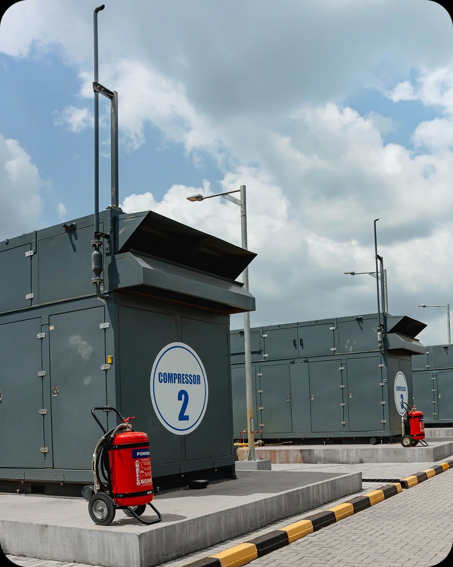 Booster compressor unit with a fire extinguisher on standby